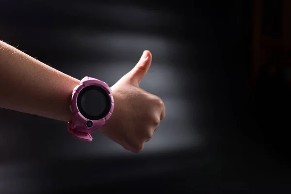 粉红Gpswatch Children Hand Thumb Black Background — 图库照片