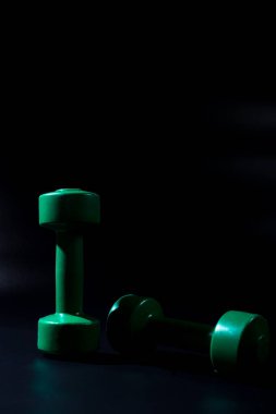 Kopyalama alanı olan siyah arkaplandaki Fitz için iki küçük dambıl.