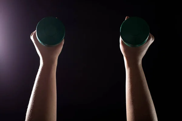 Entrenamiento Manos Femeninas Con Mancuernas Cerca Sobre Fondo Negro — Foto de Stock