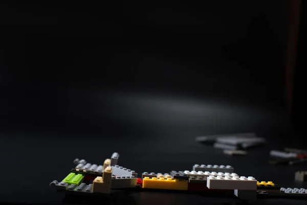 Ruimteschip Van Kunststof Lego Bakstenen Zwarte Achtergrond Met Copyspace — Stockfoto