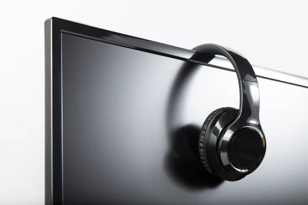 Schwarzes Drahtloses Gaming Headset Auf Monitor Auf Weißem Hintergrund — Stockfoto