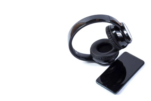 Smartphone Negro Auriculares Inalámbricos Aislados Blanco Con Copyspace — Foto de Stock