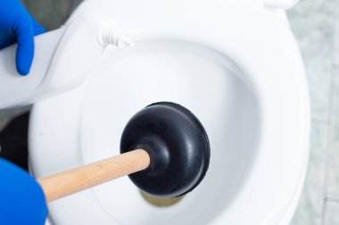 Eldivenler, tuvalet temizleme ve temizlik için deterjan..