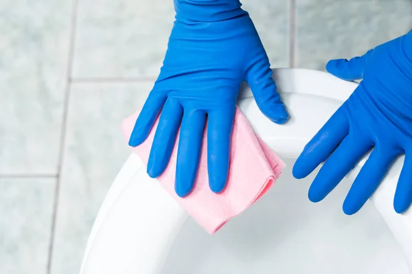 Mano Guantes Cerca Con Pedazo Paño Limpieza Inodoro — Foto de Stock