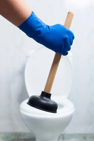 Hand Handschoenen Houden Zuignap Met Toilet Kom Wazig Achtergrond — Stockfoto