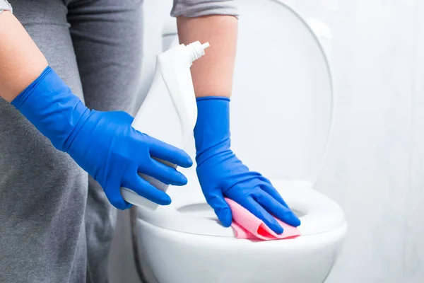 Vrouw Handen Blauwe Handschoenen Schoonmaken Toiletpot Wasmiddel — Stockfoto