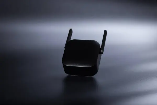 Schwarzer Verstärker Des Wifi Netzwerks Auf Schwarzem Hintergrund — Stockfoto