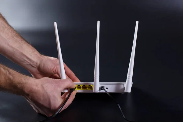 Handen Verbindingskabel Naar Witte Wifi Router Met Drie Antennes Zwarte — Stockfoto