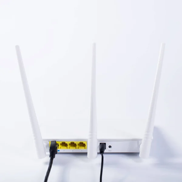 Biały Router Wifi Podłączony Sieci Białym Tle — Zdjęcie stockowe