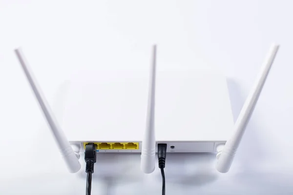 Router Wifi Bianco Con Tre Antenne Collegate Alla Rete Sfondo — Foto Stock