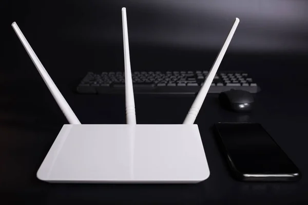 Router Wifi Bianco Con Tre Antenne Con Smartphone Tastiera Sfondo — Foto Stock