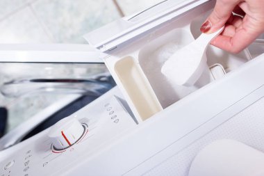 Çamaşır tozunu çamaşır makinesine yükleyin..