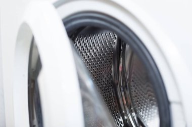 Boş çamaşır makinesinin kapısını aç Macjine, kapat..