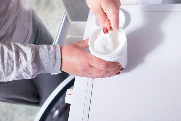 Kvinnans Händer Lasta Tvättmedel Till Tvättmaskinen Före Tvätt — Stockfoto