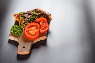 Tahtada domatesli pizza dilimi, kopyalama alanı..