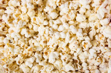 Tereyağlı ve şekerli patlamış mısırlı altın renkler, yaklaşın..