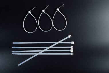 Siyah arkaplanda beyaz kablo bağlantıları, kopyalama alanı ile kapatın.