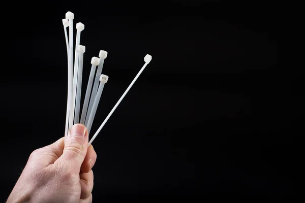 Hand Met Kabel Tiel Geïsoleerd Een Zwart Met Kopieerruimte — Stockfoto