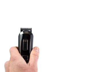 Tıraş makinesiyle insan eli, yakın çekim, kopyalama alanı olan bir beyaz üzerine izole edilmiş..