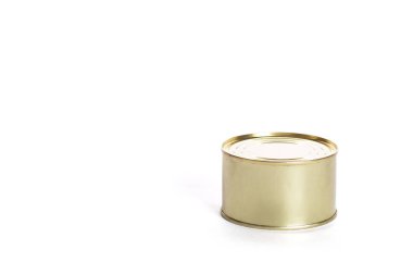 Hiçbir etiket olmadan izole edilmiş altın metal teneke kutu kopyalama alanı olan bir beyaz üzerinde izole edilmiş..