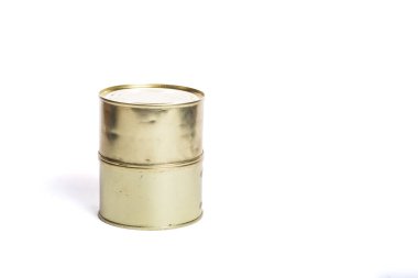 İki eski paslı metal teneke kutu, kopyalama alanı olan beyaz bir kutuda izole edilmiş..