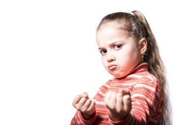 Fotokopi odası olan beyaz bir odada yumruklarını tutan agresif küçük kız..