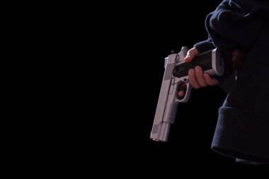 Arkamdan silahlı küçük bir çocuk siyah arka planda fotokopi çekiyordu..