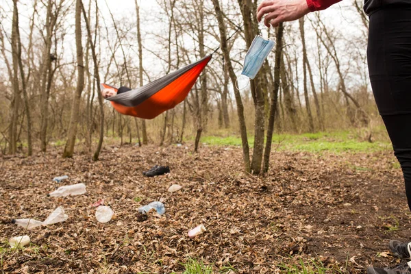 Hand Byke Tourist Throwing Away Face Mask Camping Place Forest — Stock Photo, Image
