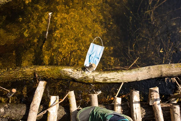 Använt Medicinsk Mask Ett Klart Vatten Liten Flod Och Människans — Stockfoto