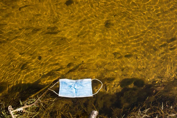 Una Máscara Médica Flota Río Abajo Agua Clara Día Soleado — Foto de Stock