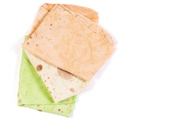 Doğal katkı maddeleriyle boyanmış Pita ekmeği kopyalama alanı olan bir beyaz üzerine izole edilmiş..