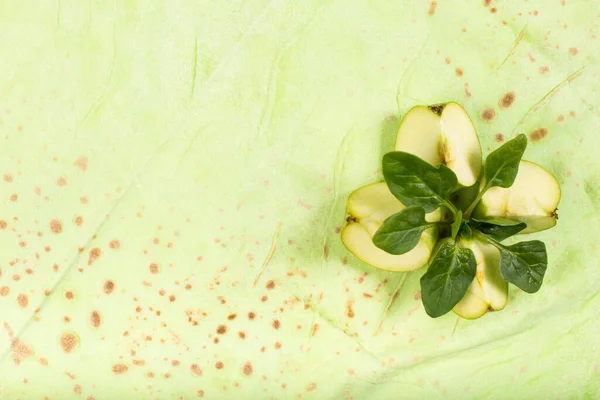 Gekleurd Pitabrood Met Groene Appels Bladeren Van Spinachclose Met Kopieerruimte — Stockfoto