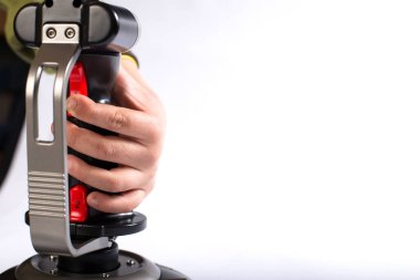 Kopya alanı olan beyaz bir arka planda uçak kontrolü için joystick ile oynayan çocuk eli.