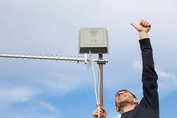 Man Checking Signal Far Town Sowing Thumb Using Antennas — Stock Photo, Image