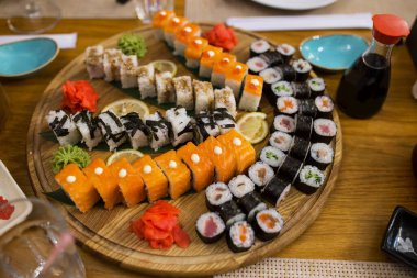 Büyük bir suşi seti ahşap tabakta servis ediliyor..