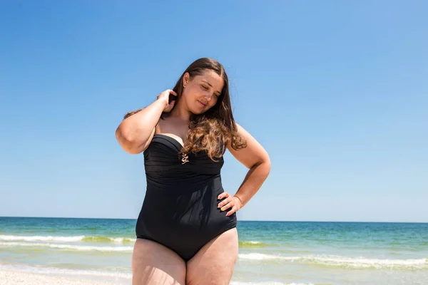 Happy Size Jonge Vrouw Genieten Van Zomervakantie Oceaan Strand Stockafbeelding