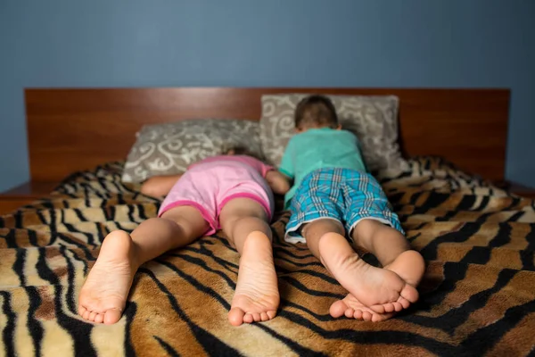 Voeten Van Kinderen Broer Zus Die Thuis Een Bed Liggen Stockfoto