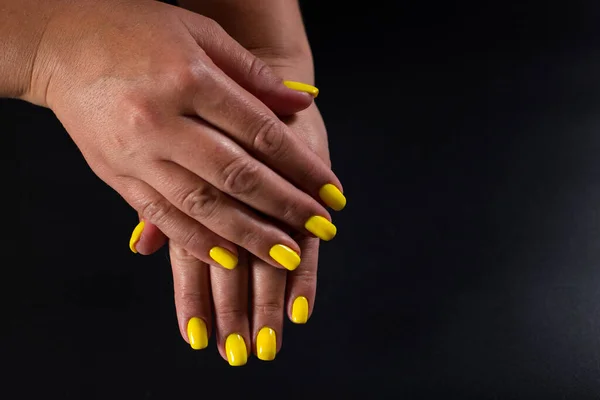 Woman Hands Yellow Manicure Close Black Background Copy Space — Stock Photo, Image