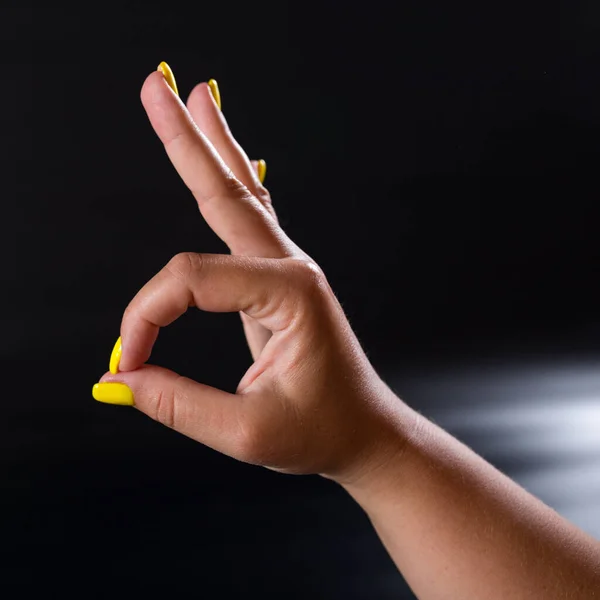 Mujer Mano Con Manicura Mostrando Signo Clode Arriba Sobre Fondo — Foto de Stock