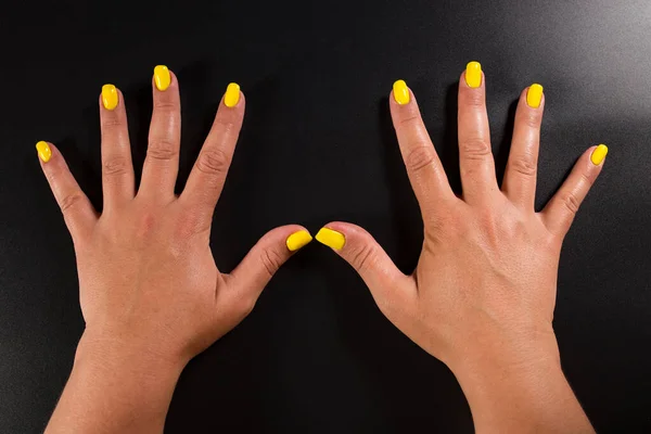 Tanned Female Hands Yellow Manicure Close Black Background — Stock Photo, Image