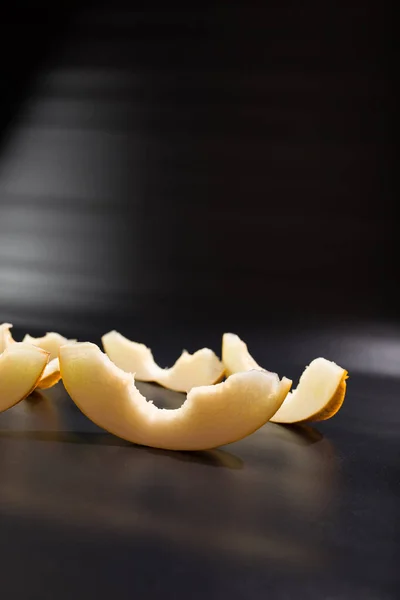 Pedaços Melão Doce Com Mordidas Backgrouynd Preto Pessoas Desperdiçando Comida — Fotografia de Stock