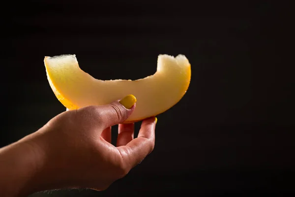 Vrouwelijke Hand Houden Rijpe Meloen Close Zwarte Achtergrond — Stockfoto