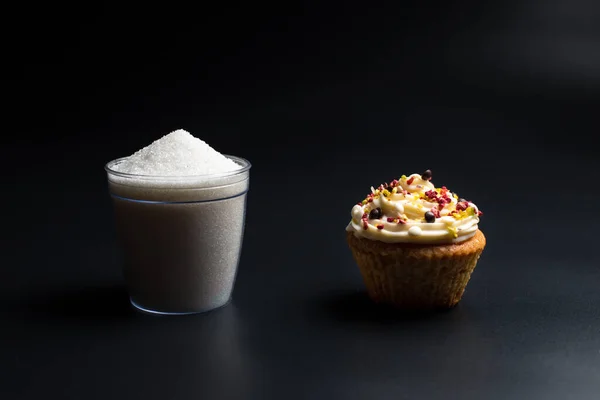 Cupcake Taza Azúcar Cerca Sobre Fondo Negro Alimentos Que Contienen — Foto de Stock