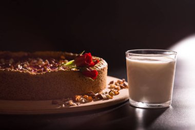 Sütlü kahvaltı fırını. Kapalı, siyah arka planda, küçük güller şeklinde..