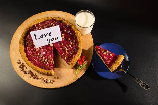 Piece Cheesecake Plate Whole Cake Love Note Black Background — Stock Photo, Image