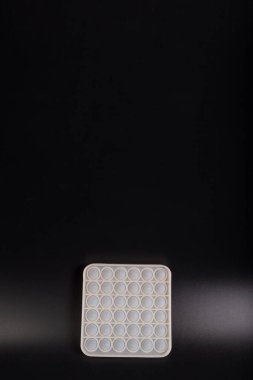 Fotokopi alanı olan siyah arka planda kabarcık ve stres önleyici oyuncak.