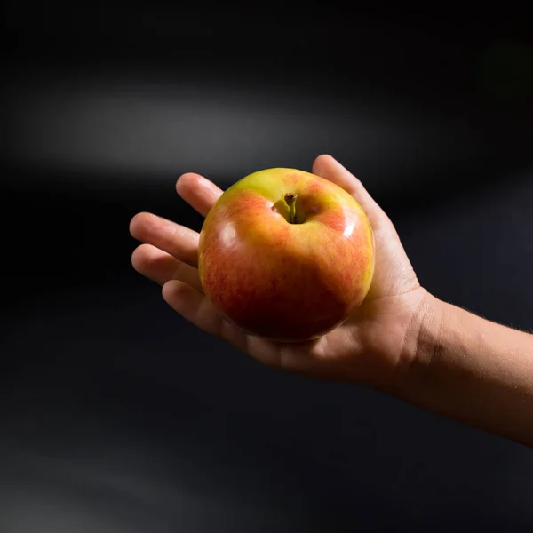 Kind Hand Close Houden Appel Zwarte Achtergrond — Stockfoto