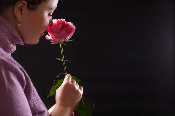 Sensual Menina Inala Aroma Delicado Uma Rosa Rosa Fundo Preto — Fotografia de Stock