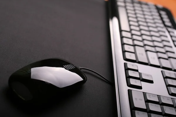 Souris noire et clavier — Photo