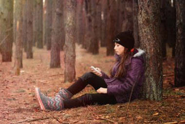 bir cep telefonu ile bir genç